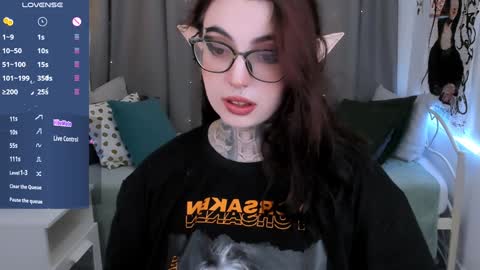 dixipixi_ online show from February 1, 5:49 am