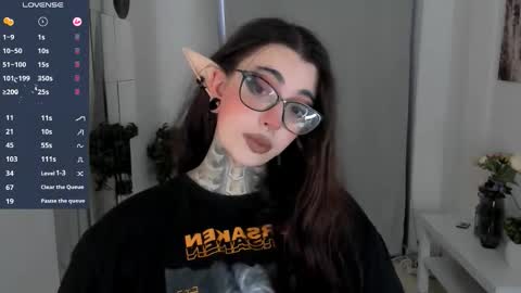 dixipixi_ online show from October 18, 6:27 am