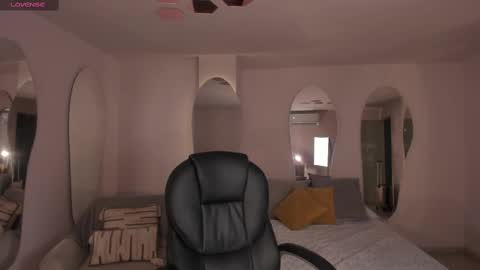 Dolcie  online show from February 19, 12:00 pm