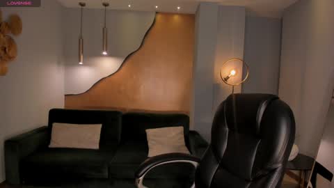  Donna Stonne  online show from December 22, 11:20 pm