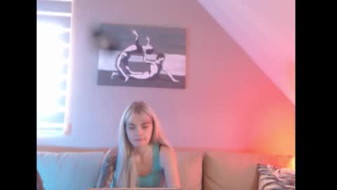 A girl online show from September 23, 7:28 am