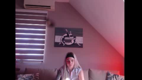 A girl online show from November 4, 9:47 am