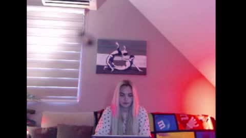 A girl online show from November 26, 8:37 am