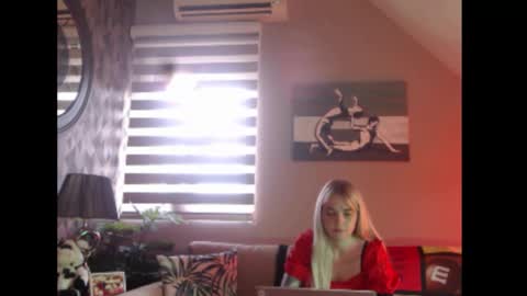 A girl online show from October 30, 8:27 am