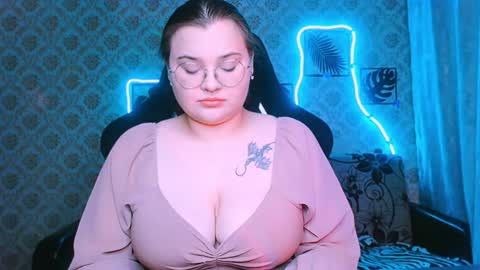 dreamforyoue2 online show from February 24, 7:56 pm