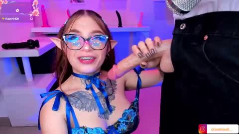 dreamleah_ online show from April 16, 11:51 pm