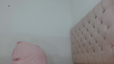 Dulce  online show from May 21, 1:58 am