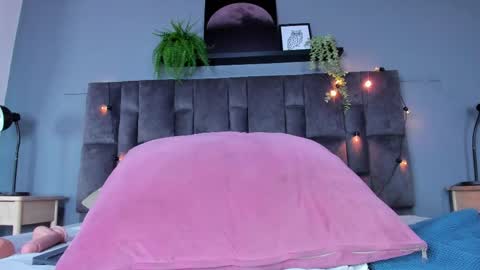 DULCE AURORA online show from April 11, 6:30 am