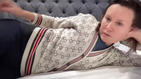 Nadia Ferreira  online show from October 19, 8:00 pm