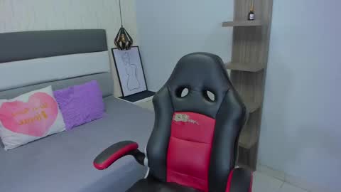  E F F Y  online show from February 7, 7:27 pm