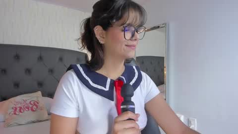  E F F Y  online show from February 27, 7:37 pm