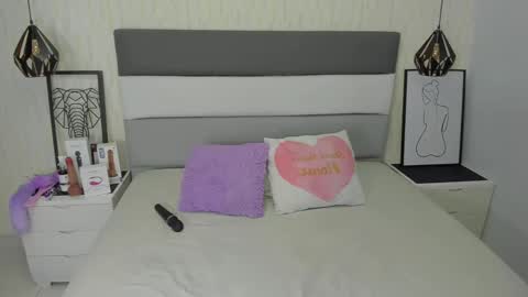  E F F Y  online show from February 3, 7:52 pm