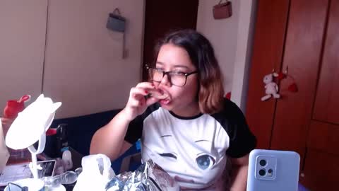 eimy_saenzz online show from April 2, 6:27 pm