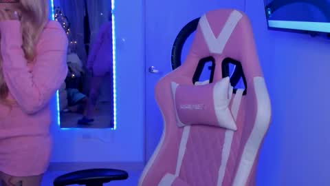 Ela online show from November 9, 7:04 am