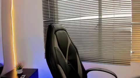 Elaia online show from December 4, 12:03 pm