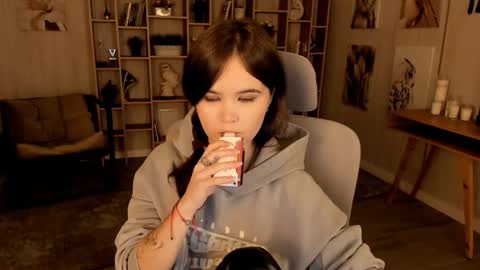 Your sweet girl online show from October 3, 7:30 pm