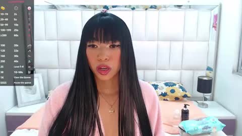 L A U R A online show from January 12, 6:37 pm