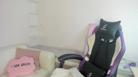 Ella online show from April 10, 6:30 am