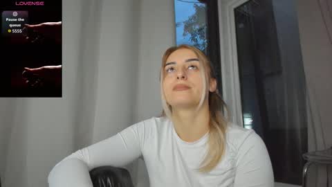 ella_vee online show from October 8, 4:28 am