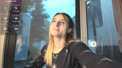 ella_vee online show from November 23, 6:16 am