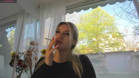 ella_vee online show from April 16, 5:41 am