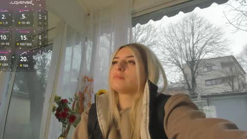 ella_vee online show from April 3, 5:16 am