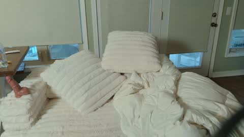 ellalowe online show from April 4, 12:09 am