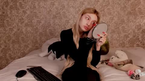 ellamilla online show from March 11, 7:14 am