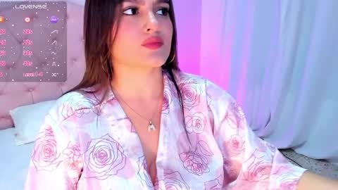 ellarosee_ online show from December 13, 8:36 pm