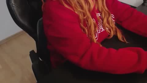 Elly online show from December 2, 1:35 pm