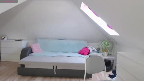 just me online show from September 12, 9:07 am