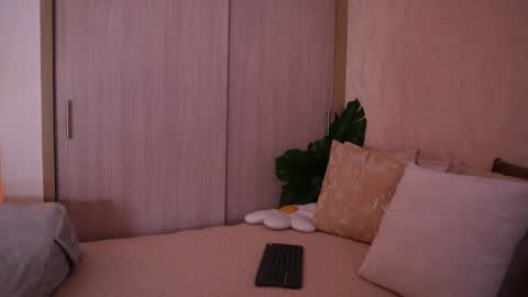    online show from April 1, 10:40 pm