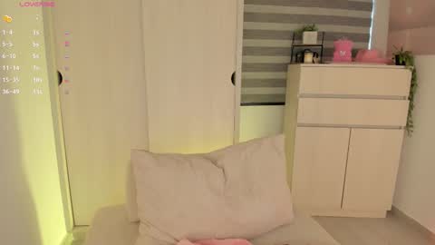 EmilyKenner  Independent model  online show from November 18, 11:44 am