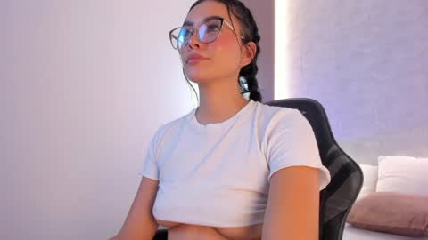 emily_tolson online show from April 16, 9:39 pm