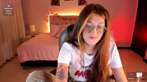 emily_warren__ online show from April 10, 9:32 pm