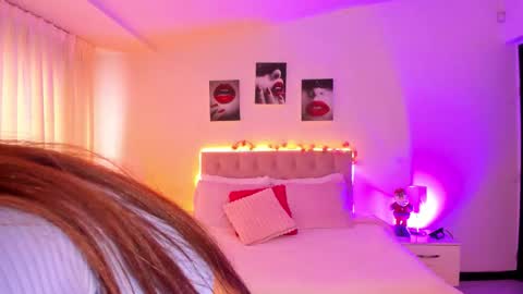 emily_warren__ online show from December 4, 8:09 pm