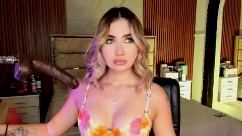 Emily Hendrix online show from October 28, 8:14 pm