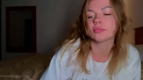 Emily Robbie online show from May 31, 12:00 pm