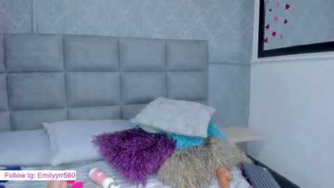 emilyy_r online show from March 19, 10:36 pm