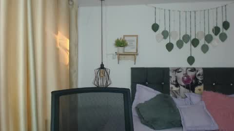 Tell me Emma online show from April 4, 1:43 pm