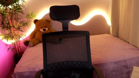 Emma online show from April 9, 10:15 pm