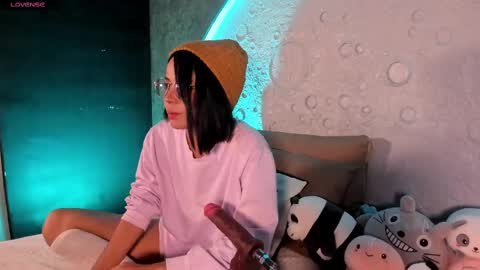     online show from March 10, 10:18 am