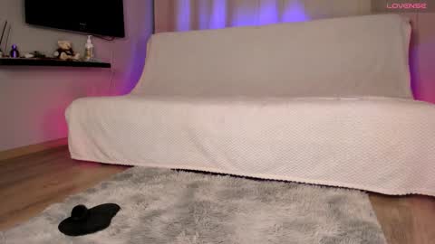 emmahotvibe online show from December 15, 6:40 am