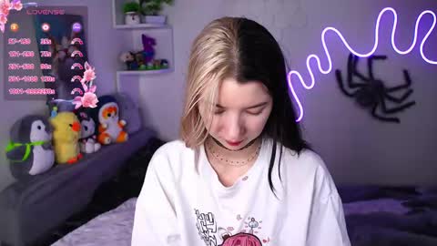 emmie_everly online show from April 12, 7:27 pm