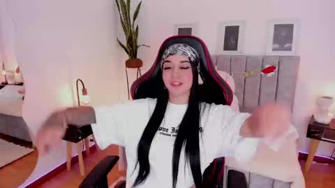 Emmy Evans  online show from January 3, 9:05 pm