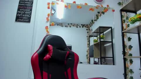 emy_latin online show from November 3, 1:04 pm