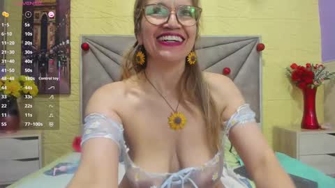 Esmeralda .INDEPENDENT MODEL online Monday to Saturday 3 pm Chicago online show from March 6, 8:48 pm