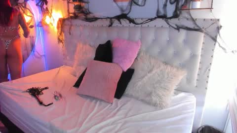 Evaa  online show from November 3, 5:06 pm