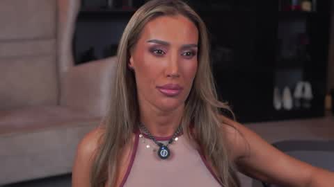 Evelyn online show from April 8, 6:32 pm