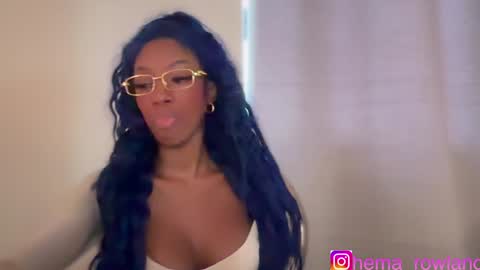 E V E L Y N  online show from December 21, 1:42 pm